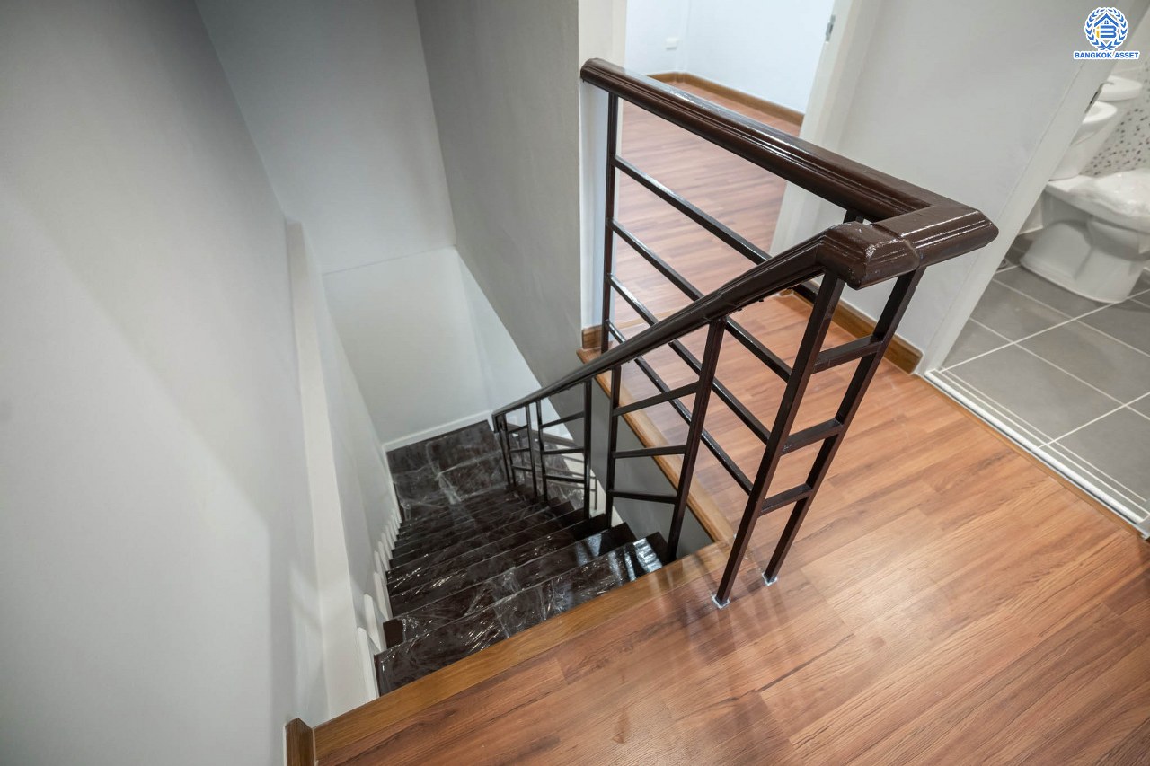 บ้านมือสองตกแต่งใหม่ โครงการ บ้านดุลิยานนท์ ติวานนท์ ทาวน์เฮ้าส์พร้อมอยู่ ราคาสุดคุ้ม! เนื้อที่ 16 ตร.ว. ฟังก์ชัน 2 ห้องนอน 2 ห้องน้ำ 1 ที่จอดรถ บนทำเลเชื่อมต่อเมือง ใกล้รถไฟฟ้าสายสีชมพู "สถานีสามัคคี" และจุดขึ้นทางด่วน "งามวงศ์วาน"